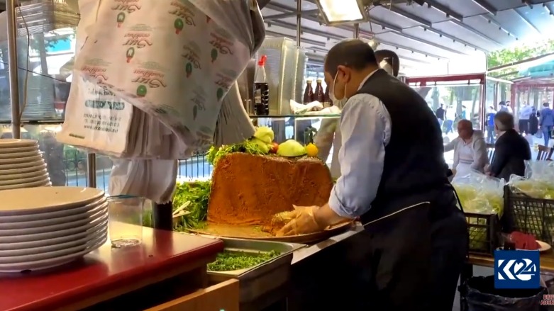 Hosteyekî kurd “Çî Kufte” bi şêwazeke ciyawaz çêdike