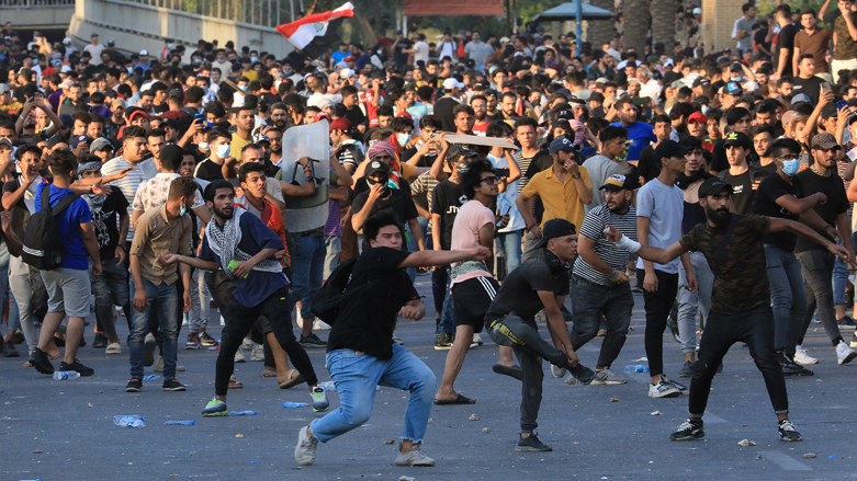 Iraqi protestors throw rocks towards security forces during clashes at Tahrir Square in Baghdad, May 25, 2021. (Photo: Ahmad al-Rubaye / AFP)