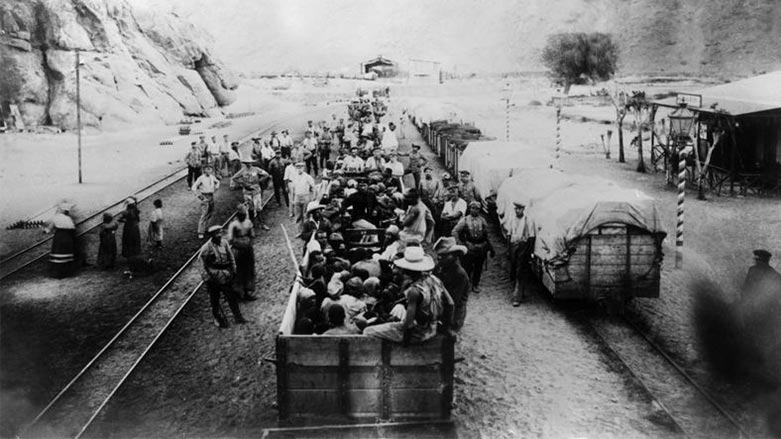 Tutsakları toplama kampına götüren bir tren / 1904