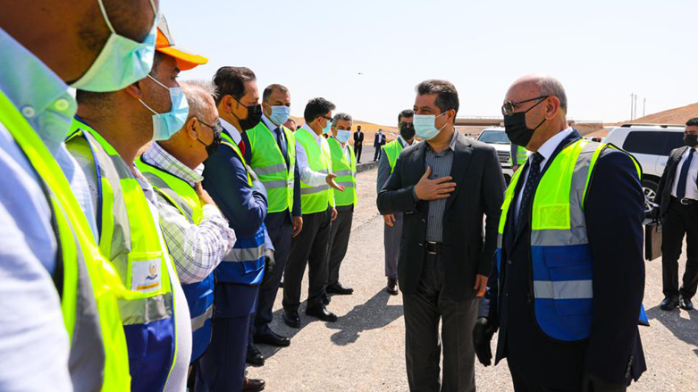 Kurdistan Region Prime Minister Masrour Barzani (middle) visits workers and engineers at a major construction site in Erbil, Aug. 31, 2020. (Photo: KRG)