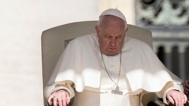 البابا فرنسيس خلال مقابلته العامة مع المؤمنين في ساحة القديس بطرس بالفاتيكان في 27 نيسا/أبريل 2022- الصورة لفرانس 24