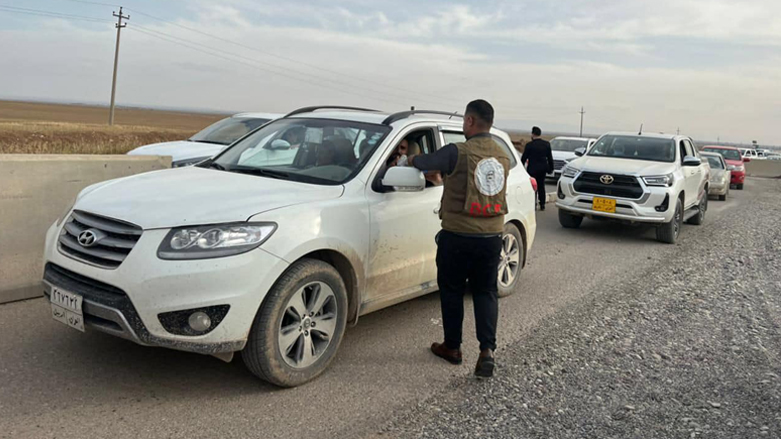 A member of the Barzani Charity Foundation (BCF) distributes aid to the newly displaced people from Sinjar in Duhok province, May 2, 2022. (Photo: Handout/BCF)