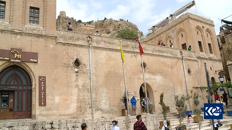 Mêrdîn bi reng û rûyê xwe mêvandariya geştiyaran dike