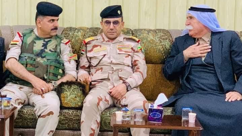 Iraqi Major General Jabar Al-Tayi, Commander of West Nineveh Operations, and Brigadier General Atheer Al-Zubaidi, Commander of the 20th Division, meeting with local notables in Sinjar, May 5, 2022. (Photo: Kurdistan 24)