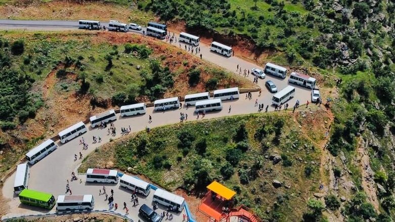 Buses bringing tourists to Gali Sherana resort, Deraluk, Duhok, May 2022 (Photo: Ava Shin official tourism site)
