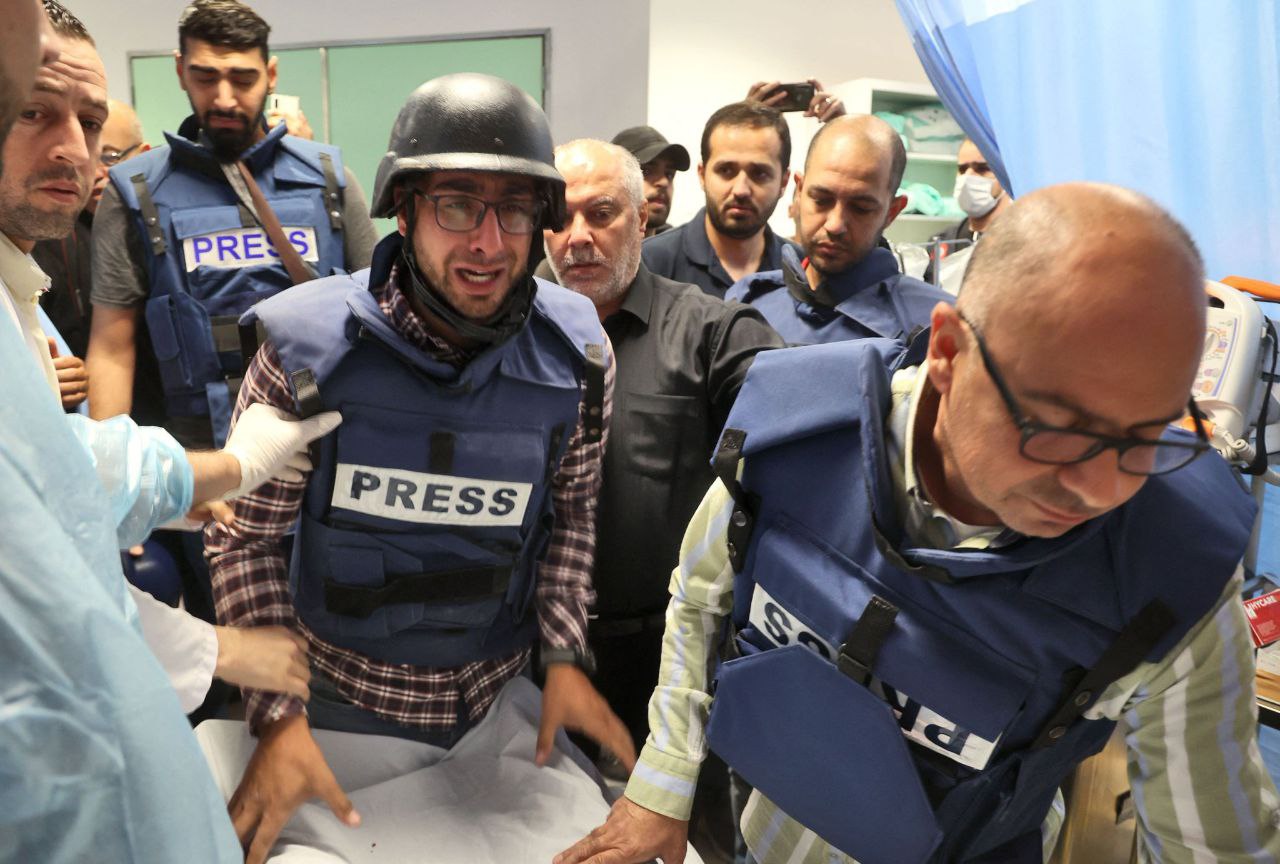 ئه‌ندامێكی تیمی رۆژنامه‌وانیی كه‌ناڵی ئه‌لجه‌زیره‌ له‌ نه‌خۆشخانه‌ بۆ گیانله‌ده‌ستدانی شیرین ئه‌بو عاقله‌ ده‌گری