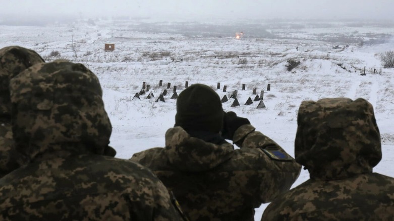 جنود أوكرانيون يشاركون في تدريبات عسكرية قرب مدينة لفيف (غرب) في 28 كانون الثاني/يناير 2022- الصورة لفرانس 24