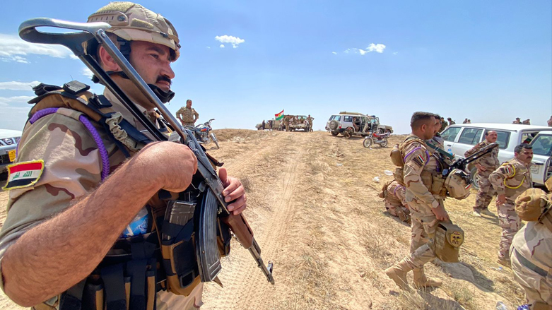 جنود عراقيون يشاركون مع البيشمركة في عملية عسكرية لمطاردة داعش في محيط كرميان