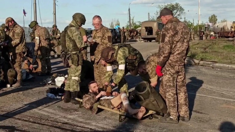 جنود أوكرانيون ممن كانوا في مصنع آزوفستال استسلموا للجنود الروس- الصورة لفرانس 24