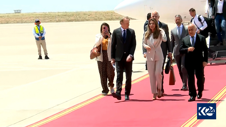 The Minister of Justice of the Netherlands Dilan Yeşilgöz-Zegerius (center) walks alongside her Kurdish counterpart Firsat Ahmed (right) at Erbil International Airport, May 18, 2022. (Photo: Screengrab/Kurdistan 24)