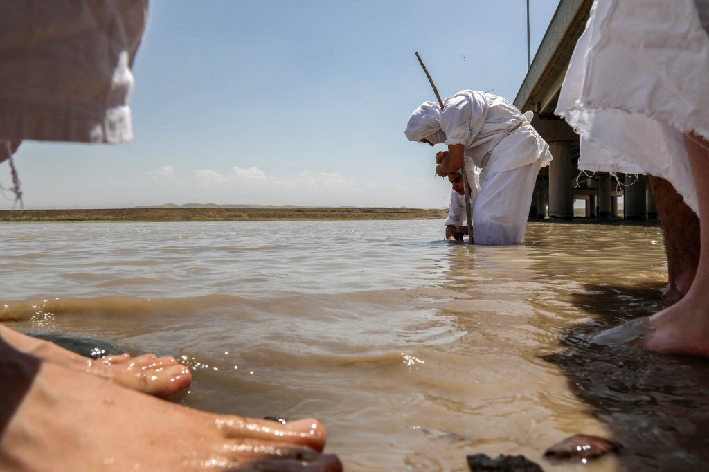 Photos Mandaeans Perform Golden Baptism Ritual In Erbil