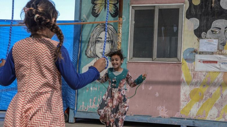 فتيات نازحات في مركز الجدعة قرب الموصل بتاريخ 11 أيار/مايو 2022- الصورة لفرانس 24