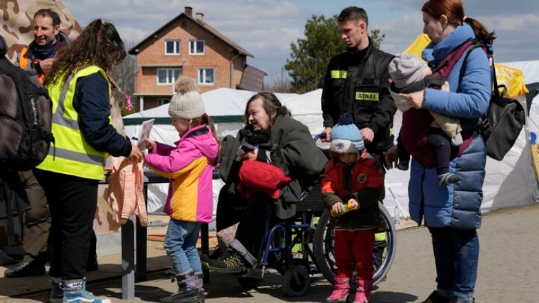 لاجئون أوكرانيون فارون من الحرب في بلادهم إلى نقطة مديكا على الحدود الجنوبية الشرقية لبولندا في 12 نيسان/أبريل 2022- الصورة لفرانس 24