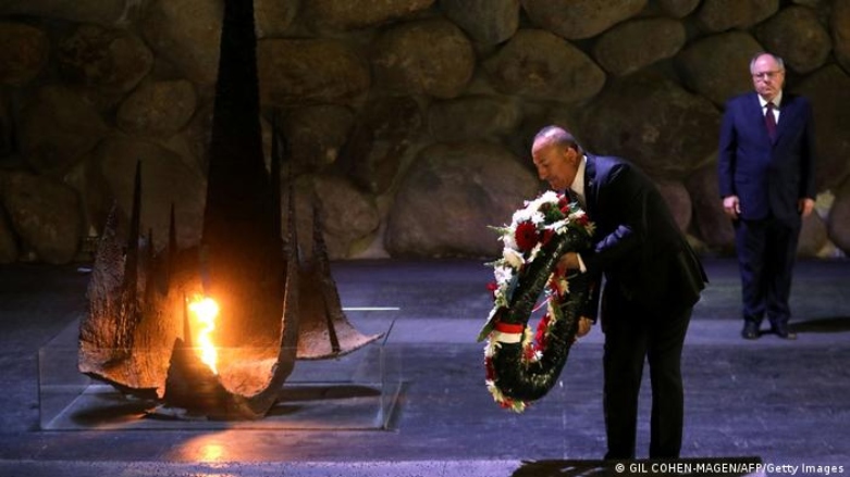 مولود چاووش‌اوغلو هنگام گذاشتن تاج گل بر بنای یادبود قربانیان هولوکاست در اسرائیل