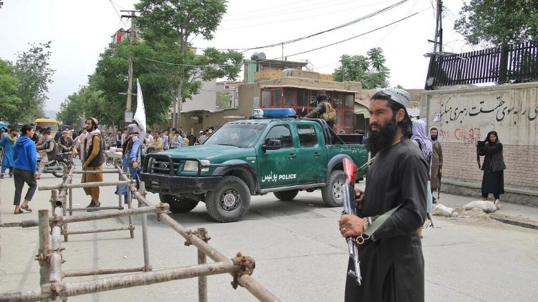 مقاتلو طالبان يقفون في موقع حراسة في موقع انفجار في كابول. أفغانستان في 19 نيسان/أبريل 2022- رويترز