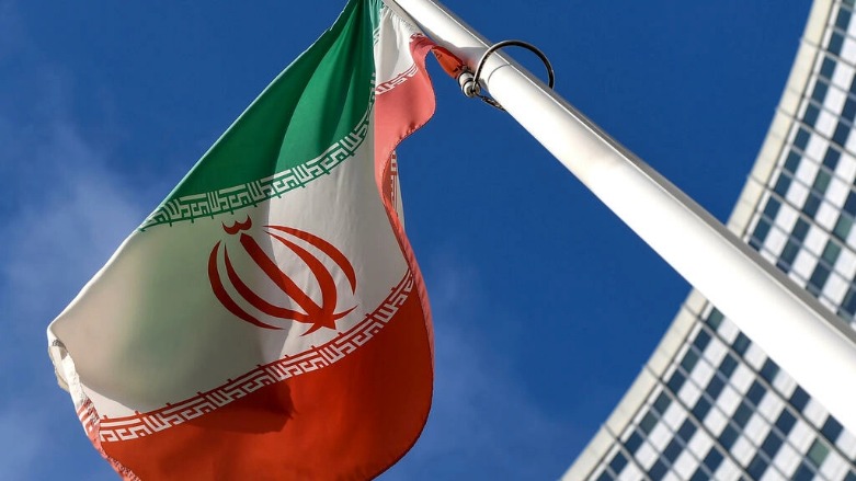 علم إيران خارج مقر الوكالة الدولية للطاقة الذرية في فيينا خلال اجتماع مجلس حكام الوكالة في الأول من آذار/مارس 2021- الصورة لفرانس 24