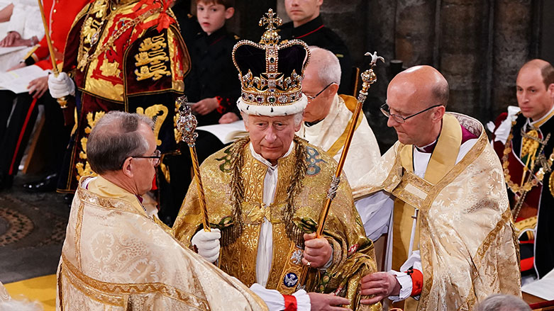 Kralı 3. Charles tacını törenle giydi (Foto: AFP)