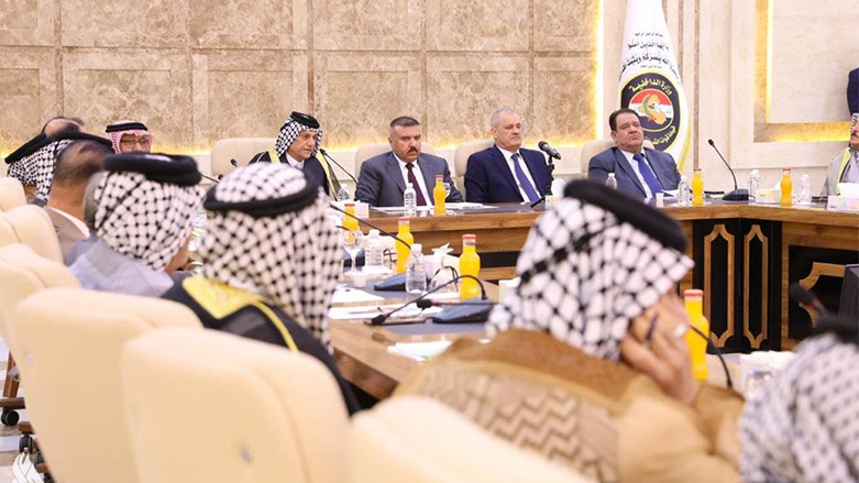 خلال اجتماع وزير الداخلية العراقي مع شيوخ العشائر ووجهائها (واع)