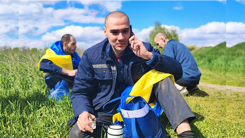 يضفي كثيرون من الأوكرانيين طابع البطولة على مقاتلي كتيبة أزوف (وكالات)