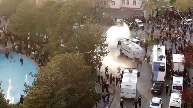 Erzurum'da İmamoğlu mitingi sırasında otobüse taşlı saldırı