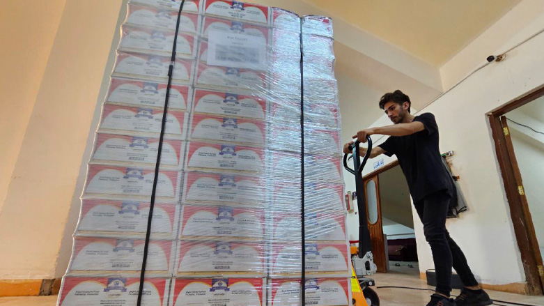 کارگر یک شرکت اقلیم کوردستان در حال انتقال محموله صادراتی