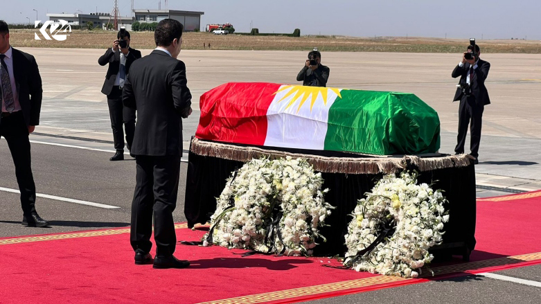 رێوڕەسمی پێشوازیکردن لە تەرمی حەیدەر فەیلی لە فڕۆکەخانەی هەولێر - فۆتۆ: نەورەس عەبدوڵڵا