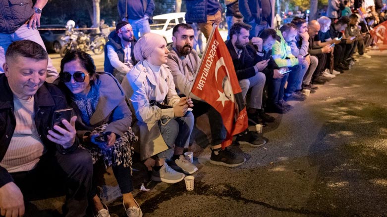 Supporters of Turkish president and the ruling Justice and Development (AK) Party wait for the results of Turkey's general elections in Istanbul, on May 14, 2023 (Photo: Umit Turhan Coskun / AFP)