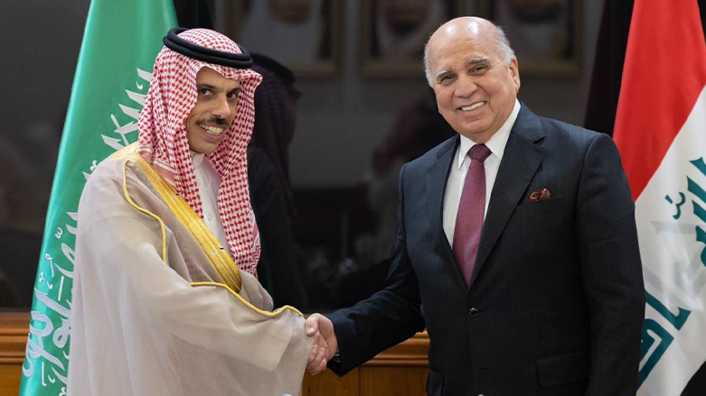 Iraqi Foreign Minister Fuad Hussein (right) shaking hands with his counterpart Faisal bin Farhan Jeddah, May 19, 2023. (Photo: Iraqi Foreign Ministry)
