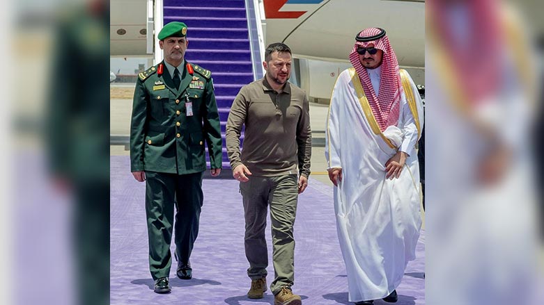Deputy Emir of Mecca Prince Badr bin Sultan bin Abdulaziz (R) welcoming Ukraine's President Volodymyr Zelensky (C) in Jeddah where he arrived on May 19, 2023 to participate in the Arab League Summit. (Photo: AFP)