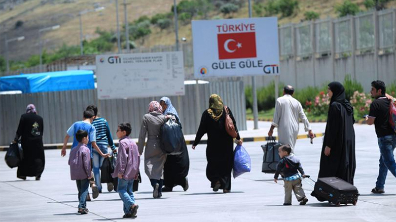 لاجئون سوريون عند معبر حدودي بين تركيا وسوريا (وكالات)