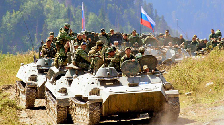 مدرعات تقلّ جنوداً يرفعون العلم الروسي (وكالات)
