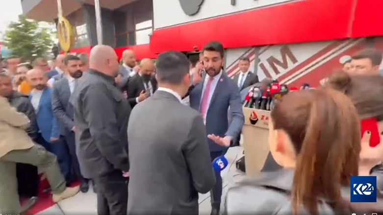 لحظه ممانعت از حضور گزارشگر کوردستان٢٤ در کنفرانس خبری رئیس حزب ظفر ترکیه