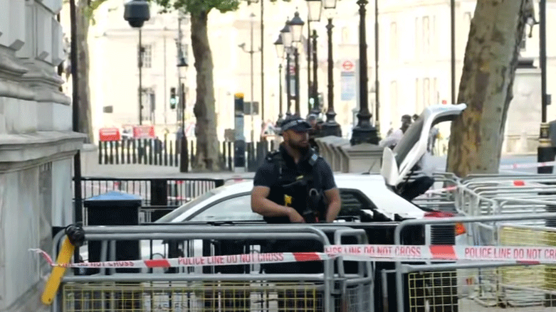 بە ڤیدیۆ؛ کەسێک بە ئۆتۆمبێل خۆی بە دەرگای نووسینگەی سەرۆکوەزیرانی بەریتانیا دەکێشیت