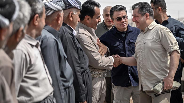 Kurdistan Region Prime Minister Masrour Barzani (right) shaking hands with the farmers, May 27, 2023. (Photo: KRG)