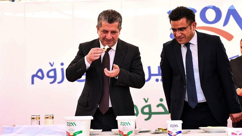 Kurdistan Region Prime Minister Masrour Barzani (center) tasting yoghurt produced at the Zom Factory on its inauguration day in Erbil province, May 30, 2023. (Photo: KRG)