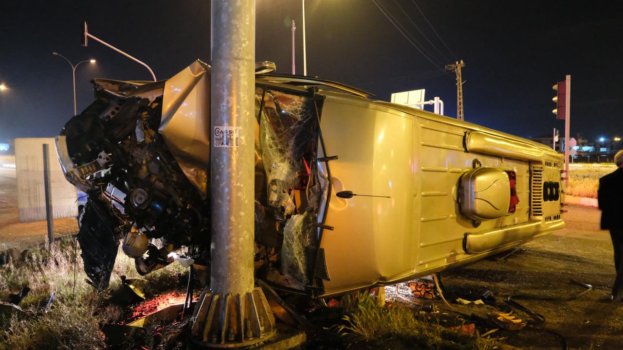 Konya'da otobüsle ticari araç çarpıştı: 24 yaralı (FOTO: AA)