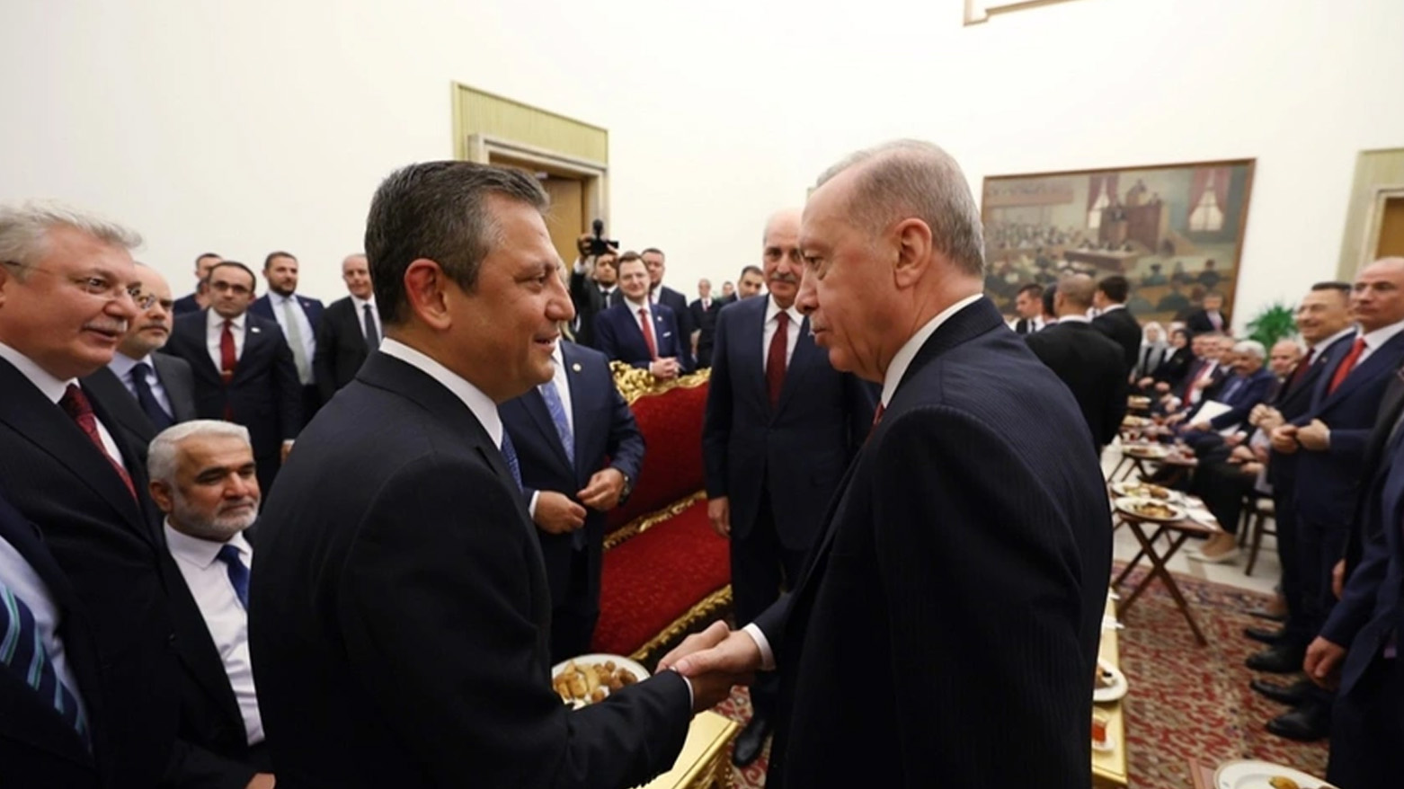 CHP Genel Başkanı Özgür Özel ile AK Parti Genel Başkanı Recep Tayyip Erdoğan (23 Nisan resepsiyonundan bir kare)
