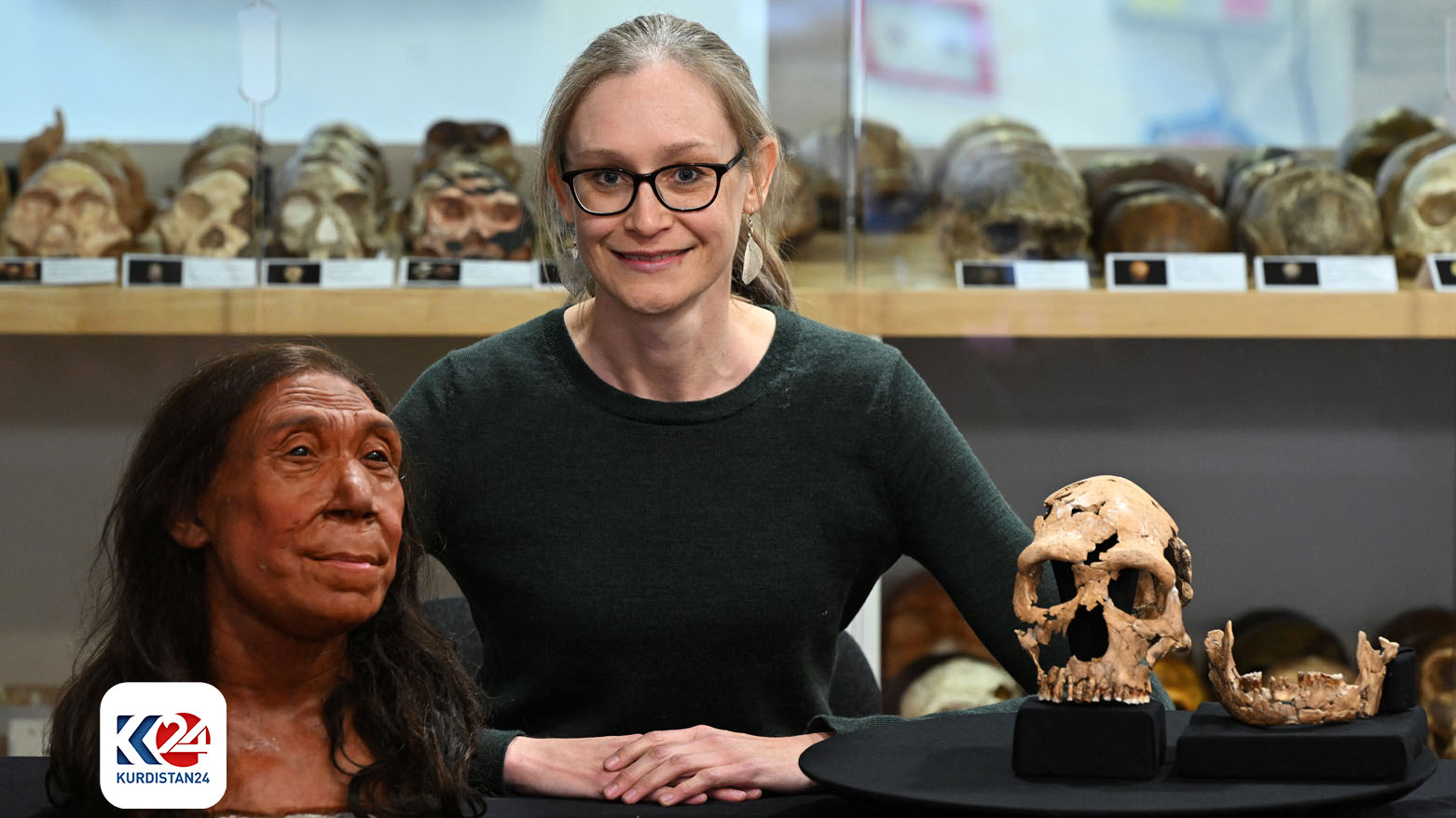 باستان شناسان بریتانیایی در حال رونمایی از چهره بازسازی شده زن نئاندرتال یافت شده در غار شانه‌در - عكس: ای اف پی