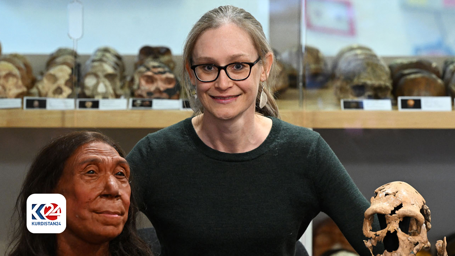 Dr Emma Pomeroy with the skull of Shanidar Z and the Reconstructed Face. (Photo: Kurdistan 24)
