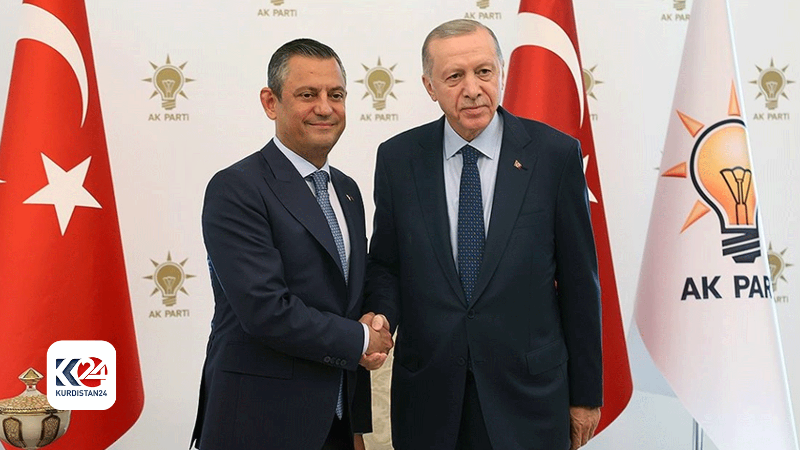 رئيس حزب العدالة والتنمية رجب طيب أردوغان ورئيس حزب الشعب الجمهوري أوزغور أوزيل
