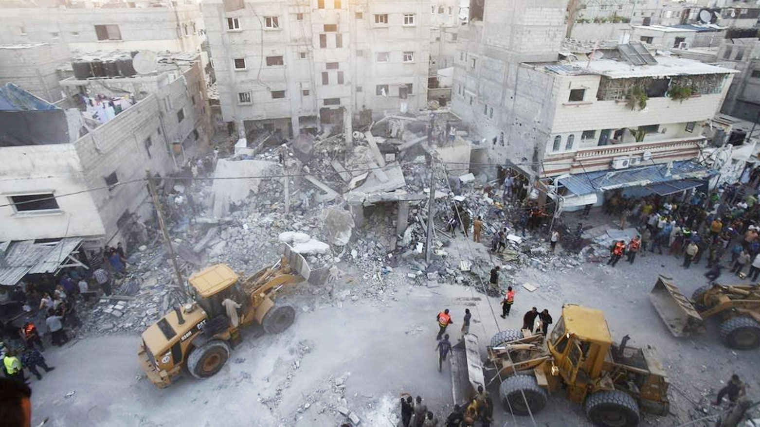 آثار القصف الإسرائيلي على مبنى في غزة (فرانس برس)