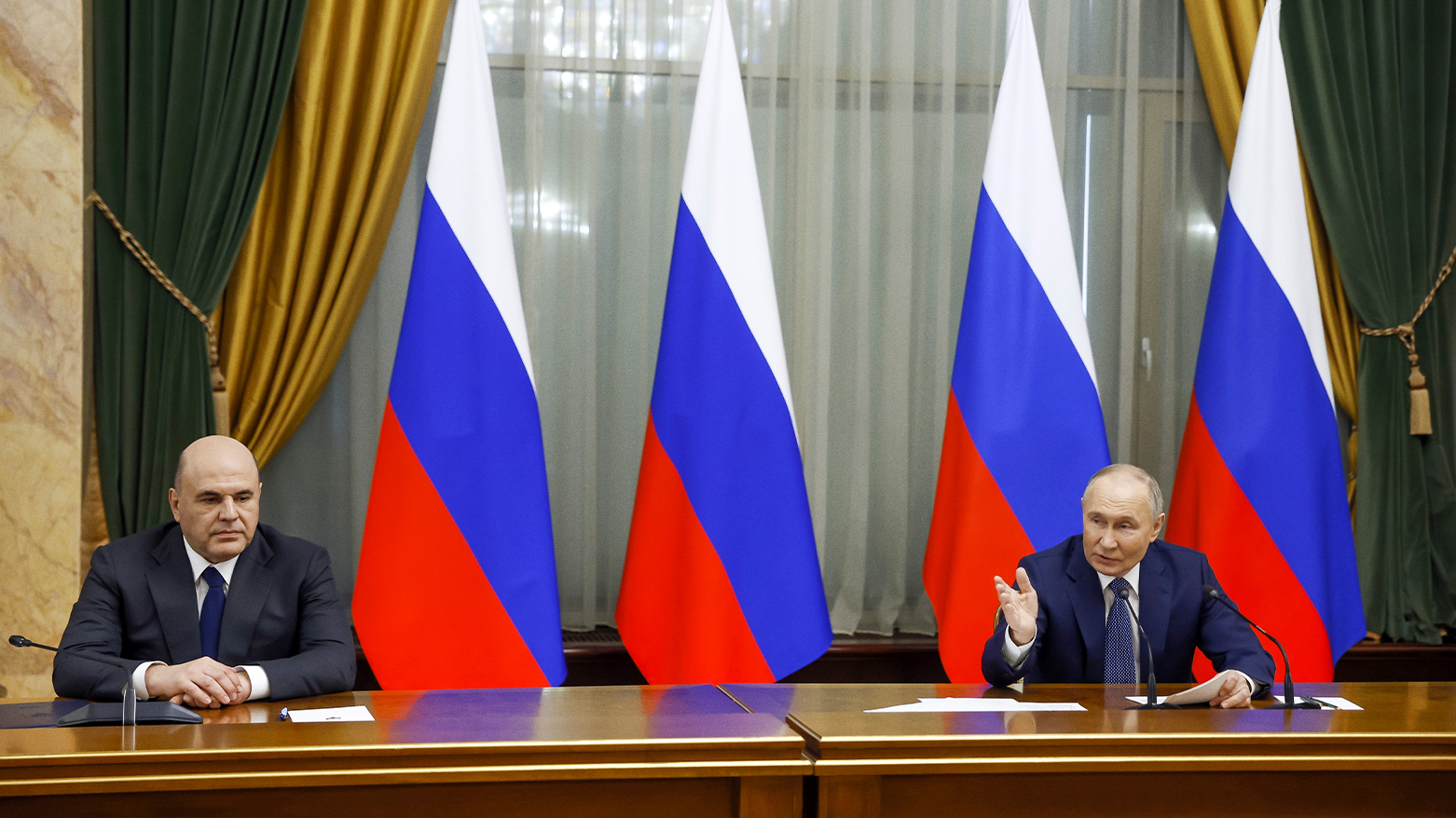 Russian President Vladimir Putin, right, and Russian Prime Minister Mikhail Mishustin, left. (Photo: AP)