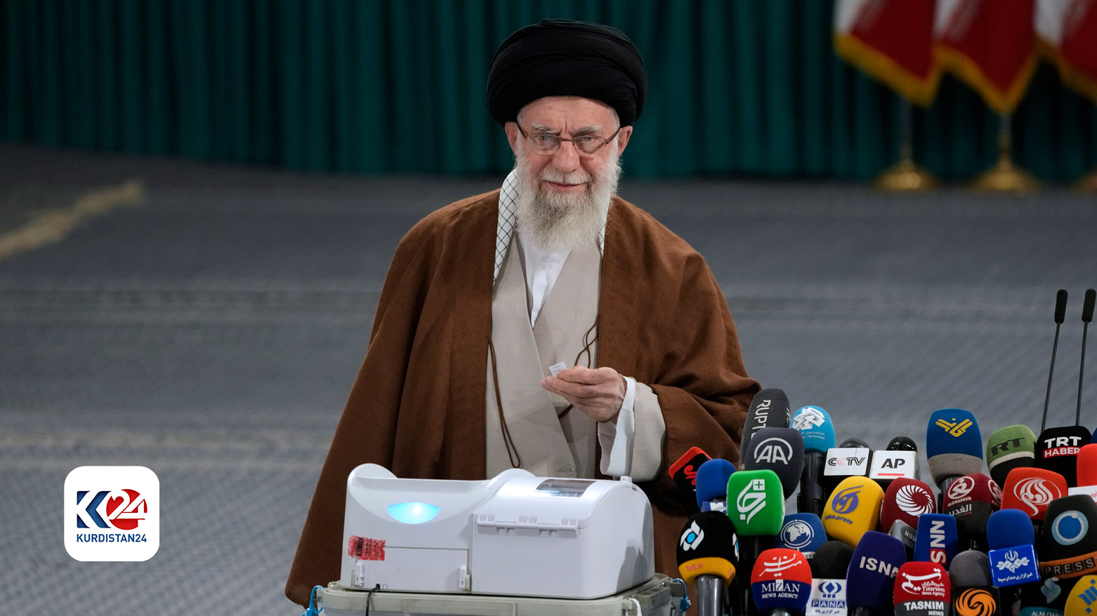 علی خامنه ای، رهبر ایران در حال رای دادن، تهران ١٠ مه ٢٠٢٤ - عکس:AP