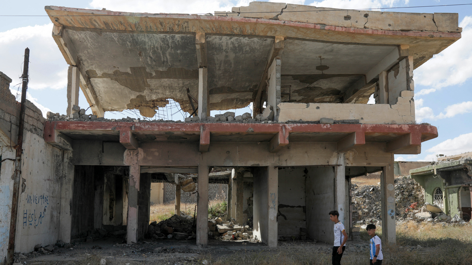 دیمەنێکی باڵەخانە وێرانبووەکانی شنگال دوای شەڕی داعش (وێنە: AFP)