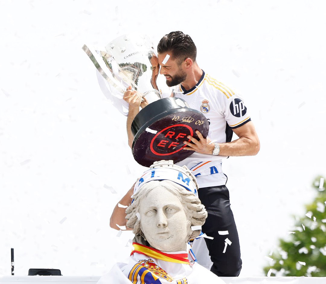 ناچۆ لە کاتی بەرزکردنەوەی جامی لالیگا لە مەدریدی پایتەختی ئیسپانیا