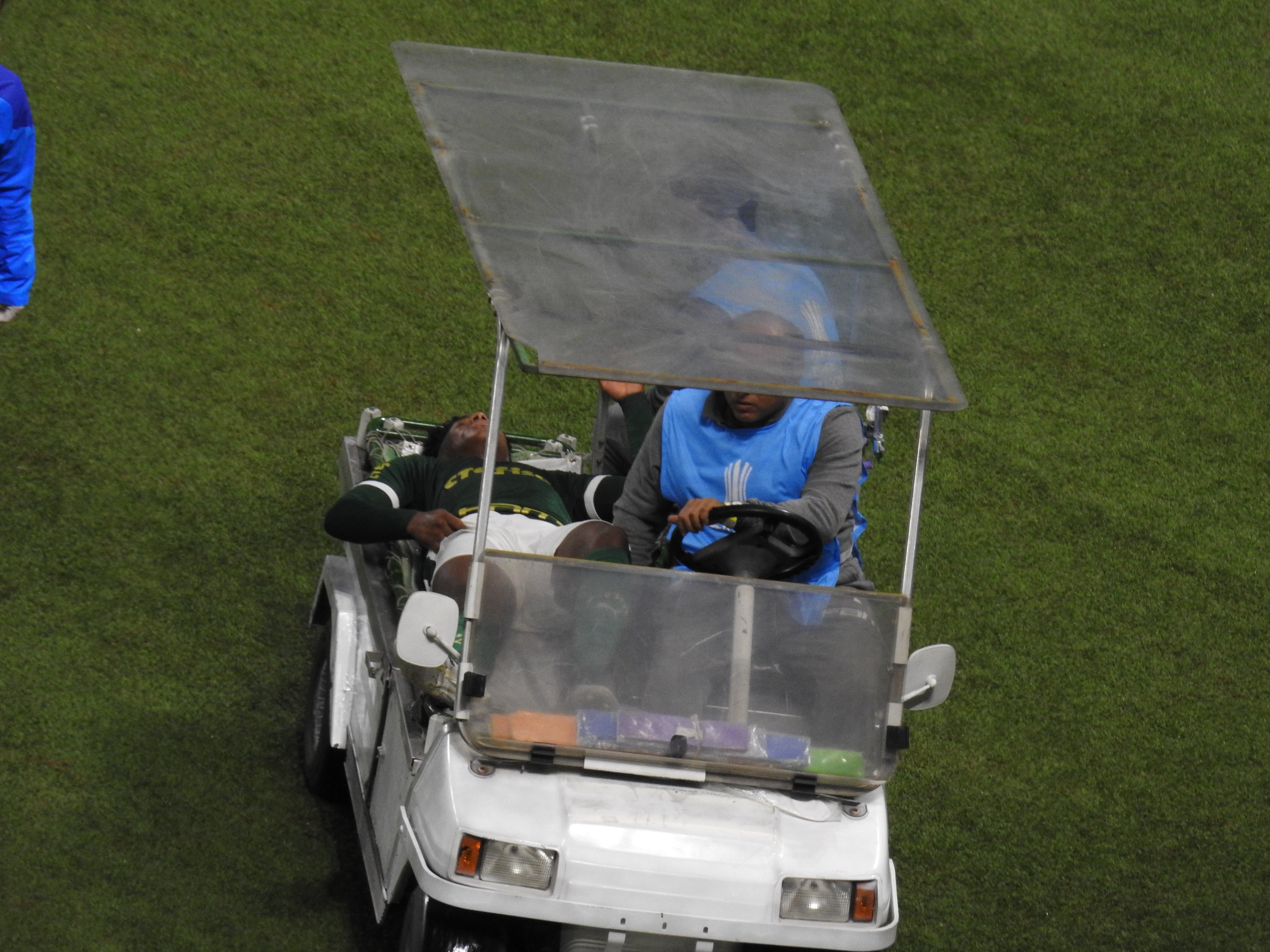 کاتی بردنەدەرەوەی ئێندریك لە یاریگە