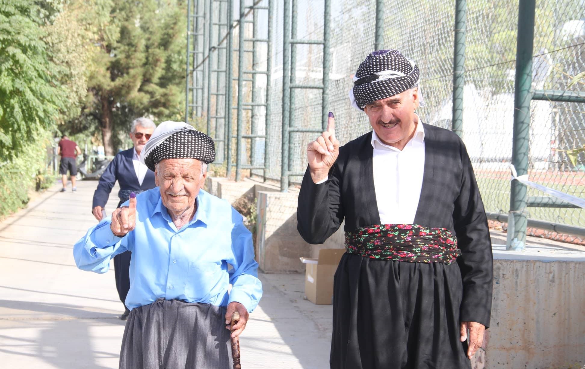 وێنەی دوو هاووڵاتیی هەرێمی کوردستان دوای دەنگدان (ئەرشیف)