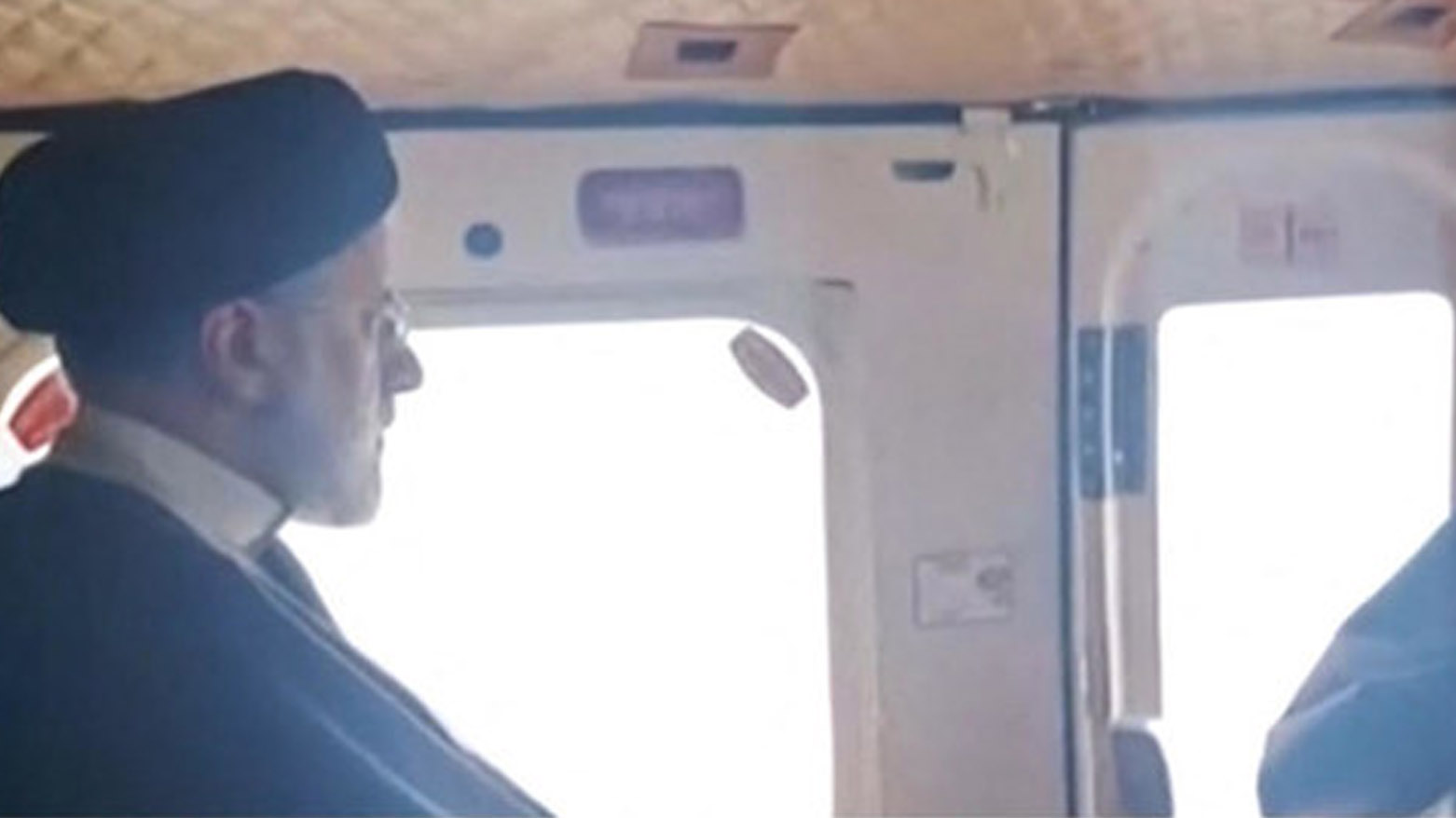 ابراهیم رئیسی، رئیس جمهور ایران در حال سفر با بالگرد - عکس: آرشیو