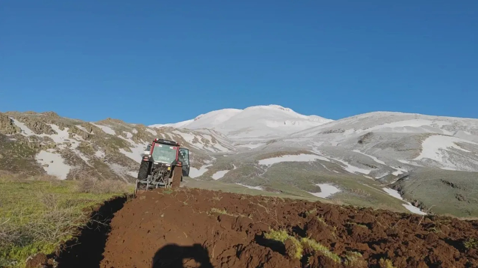 Di dawiya Gulanê de li çiyayê Sîpanê Xelatê berf barî