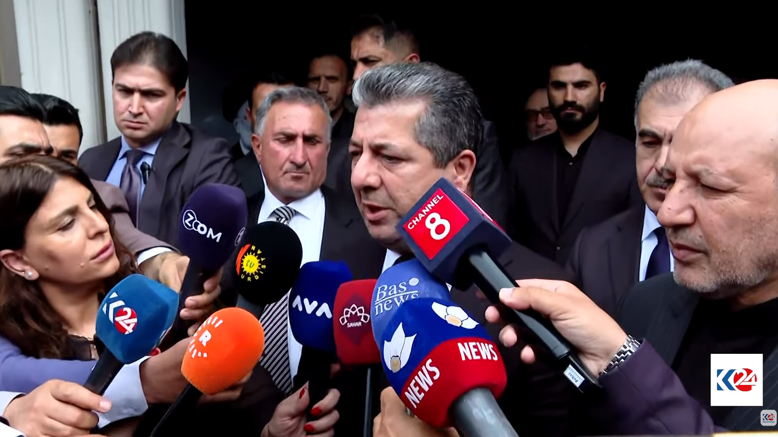 مسرور بارزانی، نخست وزیر اقلیم کوردستان در حال پاسخگویی به سئوالات روزنامه نگاران